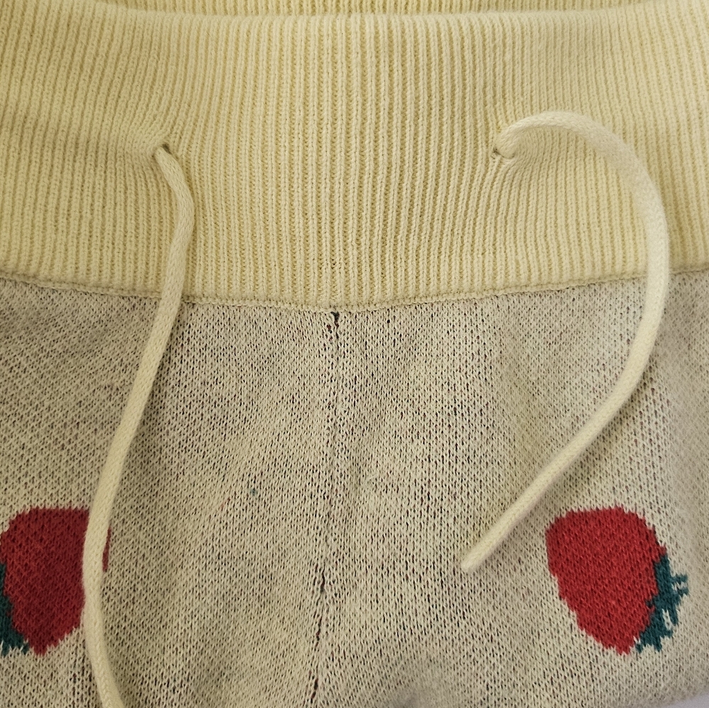 A MONDAY IN COPENHAGEN Andie Knit Yellow Strawberry Patterned Short Size 10 - Picture 9 of 9